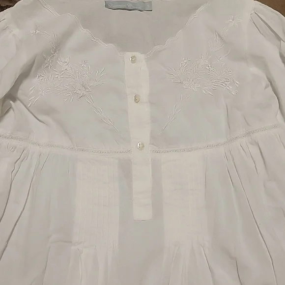 Beautiful Nightgown - Picture 2 of 4